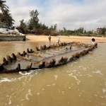 De fortes vagues le long du littoral ont révélé des parties d'un ancien navire découvert précédemment à Hôi An, dans la ville de Dà Nang (Centre) après la dissipation du typhon Kalmaegi. Photo : baodanang.vn