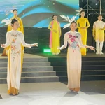 Le Festival de l’ao dài de Hanoi 2025 célèbre patrimoine et élégance. Photo: VNA