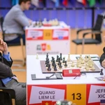 Le grand maître Lê Quang Liêm (à gauche) affronte Jeffery Xiong lors de la troisième ronde de la Coupe du monde d'échecs FIDE 2025, le 8 novembre en Inde. Photo : FIDE