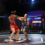 Nguyên Vu Quynh Hoa (à gauche) participe à un combat du Lion Championship 2025. La championne participera à des tournois majeurs de MMA en 2026. Photo : VMMAF