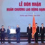 Le secrétaire général du Parti, Tô Lâm (au centre), décerne l’Ordre du Travail de première classe au journal Nhân Dân, à Hanoi, le 11 mars. Photo : VNA