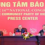 Le secrétaire général du Parti, Tô Lâm (centre), s’exprime lors d’une conférence de presse internationale sur les résultats du 14e Congrès national du Parti, à Hanoi, le 23 janvier. Photo : VNA