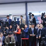 Des journalistes vietnamiens et étrangers couvrent le 14e Congrès national du Parti. Photo : VNA