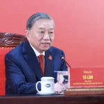 Le secrétaire général du Parti Tô Lâm (centre) préside la conférence de presse internationale sur les résultats du 14e Congrès national du Parti, à Hanoi, le 23 janvier. Photo : VNA