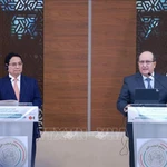Le Premier ministre vietnamien Pham Minh Chinh (à gauche) et son homologue algérien Sifi Ghrieb lors de la conférence de presse conjointe, à Alger, le 19 novembre. Photo : VNA