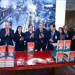 Le Premier ministre Pham Minh Chinh assiste à la présentation de la version arabe du livre «Diên Biên Phu» du général Vo Nguyên Giap. Photo : VNA