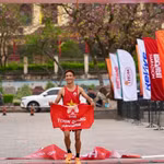 Trân Tu Pháp célèbre sa victoire au Hà Giang Discovery Marathon 2026, le 5 avril, dans la province de Tuyên Quang. Photos : Race Jungle