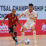 Nguyên Thinh Phát (à droite) en action lors du match opposant le Vietnam au Timor Leste, dans le groupe A du Championnat de futsal de l'ASEAN 2026, en Thaïlande, le le 7 avril. Photo : VFF