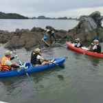 Le mouvement de collecte volontaire des déchets des entreprises a lieu périodiquement, généralement tôt le matin ou en fin d'après-midi. Photo : baoquocte.vn