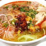Le bun bo Huê, une combinaison harmonieuse du goût gras du bouillon, du fort arôme de citronnelle et du piquant du piment, créant un plat riche, épicée et profondément satisfaisante. Photo : Shopeefood