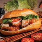 Banh mi, star de la street food vietnamienne. Photo: VOV