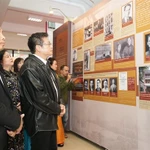 Des visiteurs voient des photos à l'exposition « Le chemin révolutionnaire du camarade Hô Chi Minh en Chine ». Photo: VNA