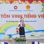 Vila Xaynhavong, élève de la classe 8A de l'école bilingue lao-vietnamienne Nguyen Du, participe à un concours sur le thème «Les tunnels de Vinh Môc – Quang Tri, où la vie est immortelle». Photo : VNA