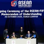 Le président de la FIFA, Gianni Infantino (deuxième à droite), et le secrétaire général de l’ASEAN, Kao Kim Hourn (deuxième à gauche), signent le protocole d’accord ASEAN-FIFA, confirmant ainsi la création d’un nouveau tournoi : la Coupe de l’ASEAN de la FIFA. Photo : FIFA