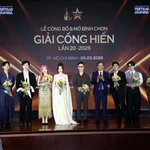 Le comité d'organisation rend hommage aux artistes et chanteurs présents lors de la cérémonie d'annonce et d'ouverture du vote pour la 20e édition des Prix Công hiên.