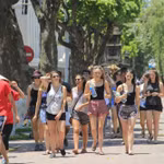 Des touristes étrangers sous un soleil ardent à Hanoi. Photo : VTC News