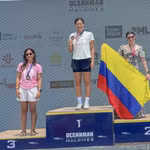 Nguyên Thi Anh Viên (au centre) remporte quatre médailles d’or lors de l’épreuve de natation en eau libre à l’Oceanman Maldives 2026.
