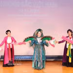 La représentation "Cô dôi Thuong Ngàn" sur la déesse-mère des monts et forêts, au programme d’échange culturel et artistique «Huong sac Viêt Nam» (Parfum et beauté du Vietnam). Photo: VNA