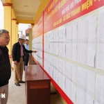 Les électeurs consultent les listes des candidats à l’Assemblée nationale et aux Conseils populaires. Photo: VNA