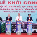 Le secrétaire général du Parti, Tô Lâm (centre) donne le coup d’envoi de l’internat primaire et secondaire d’Ea Rok, dans la province de Dak Lak. Photo: VNA