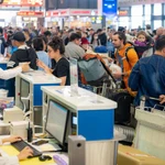 L'aéroport international de Nôi Bai élabore de manière proactive des scénarios pour gérer l'augmentation du trafic passagers pendant les vacances du Nouvel An lunaire du Cheval 2026. Photo: VietnamPlus