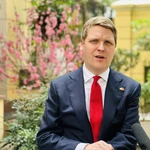 Le ministre norvégien du Développement international Åsmund Aukrust au micro de l’Agence vietnamienne d’information (VNA). Photo : VNA