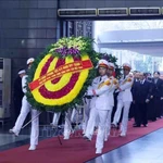 Une délégation conduite par le Premier ministre Pham Minh Chinh rend hommage à l'ancien vice-président du Conseil des ministres, Doan Duy Thành. Photo : VNA