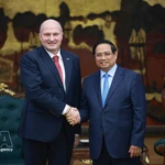 Le Premier ministre Pham Minh Chinh (à droite) serre la main du ministre russe de la Protection civile, des Situations d’urgence et des Secours en cas de catastrophe, Aleksandr Kurenkov, le 5 mars. Photo : VNA