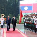 Le secrétaire général du Parti révolutionnaire populaire lao et président lao, Thongloun Sisoulith, accompagné du secrétaire général du Parti communiste du Vietnam, Tô Lâm, passe en revue la garde d’honneur, à Hanoi, le 26 janvier 2026. Photo : VNA