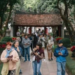 Touristes visitant le Temple de la Littérature à Hanoi. Photo: VNA