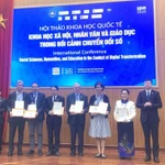 Présence des intervenants à la conférence internationale "Sciences sociales, humanités et éducation dans le contexte de la transformation numérique", à Hanoi, le 27 novembre. Photos: CVN