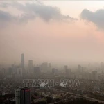 Hanoi est enveloppée d'un épais brouillard blanc. Photo: VNA
