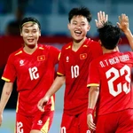 L'équipe féminine vietnamienne a remporté une victoire éclatante face à la Malaisie lors du match d'ouverture des SEA Games 33. Photo : VFF