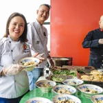 La présentation du phở aux invités lors de la conférence de presse. Photo: CVN