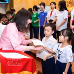 Julia Morley, présidente de Miss Monde, remet des cadeaux à des enfants et des femmes défavorisés lors du programme de charité «Joyeuse Journée des enfants» au Vietnam. Photo : VNA