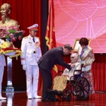 Le secrétaire général du PCV Tô Lâm remet le titre d’Héroïne du Travail à Mme Nguyên Thi Binh, ancienne membre du Comité central du Parti, ancienne vice-présidente et ancienne ministre des Affaires étrangères du Gouvernement révolutionnaire provisoire de la République du Sud-Vietnam. Photo : VNA
