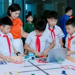 Des enseignants et leurs élèves de la commune de Dông Anh, à Hanoi. Photo: VNA