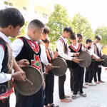 Quang Ngai introduit la culture du gong et la danse xoang dans les écoles, contribuant ainsi à préserver, promouvoir et diffuser la valeur du patrimoine culturel traditionnel. Photo : VNA