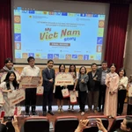 L’ambassadeur Pham Viêt Hung, des représentants du comité d’organisation et des juges, et les lauréats du concours « Mon Histoire du Vietnam ». Photo : VNA