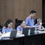 Le représentant du parquet présente l'acte d'accusation lors du procès, le 1er avril 2026. Photo: VNA