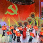 Une représentation dans le cadre du programme politico-artistique intitulé « Duong lên phia truoc » (La voie à suivre), à Hanoi, le 4 février. Photo : VNA