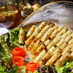 Croustillant à l’extérieur, savoureux à l’intérieur : le nem, rouleau frit emblématique du Vietnam, incarne à lui seul la richesse et la convivialité de sa gastronomie. Photo : VNA