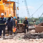 Un groupe d’ouvriers sur un chantier de construction. Le Nord connaît les journées les plus chaudes de juin avant que des orages ne viennent apporter un peu de répit. Photo : VNA