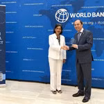 La vice-présidente du Groupe de la Banque mondiale pour les Ressources humaines, Radi Anguelova, remet le titre à l’ambassadeur du Vietnam aux États-Unis, Nguyên Quôc Dung. Photo : VNA