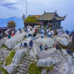 La fameuse pagode de bronze au sommet du mont Yên Tu, à plus de 1.000 m d'altitude. Photo : VNA
