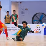 Nguyên Thinh Phat (à gauche) tente de dribbler le gardien thaïlandais lors de leur match du groupe A du Championnat de futsal de l’ASEAN 2026, en Thaïlande, le 8 avril. Photo : VFF