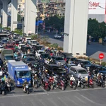 Des voitures et motos attendent aux feux rouges sur la rue Kim Liên, à Hanoi, le 13 janvier. VnExpress