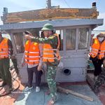 Les forces compétentes de Hô Chi Minh-Ville surveillent strictement les navires de pêche ne remplissant pas les conditions requises pour prendre la mer. Photo: VNA