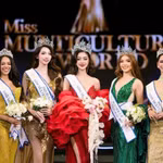 La Birmane Soe Myintzu Lwin (au centre) est couronnée Miss Monde Multiculturel 2026. La Vietnamienne Nguyên Tran Hà Linh (deuxième à partir de la gauche) remporte le titre de deuxième dauphine. Photo : organisateurs