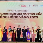 Le vice-Premier ministre Mai Van Chinh et le président de la VCCI, Pham Tân Công, remettent des prix aux 10 meilleures femmes entrepreneures. Photo : VGP